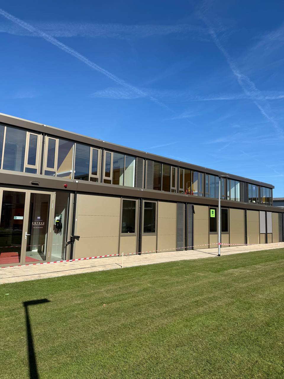 Bedrijfspand ná reiniging — gevel & glas