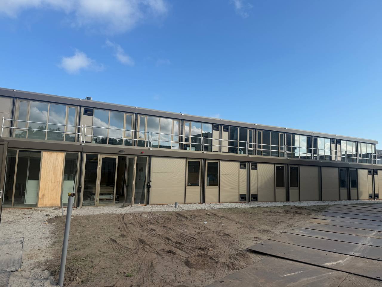 Bedrijfspand vóór reiniging Groningen