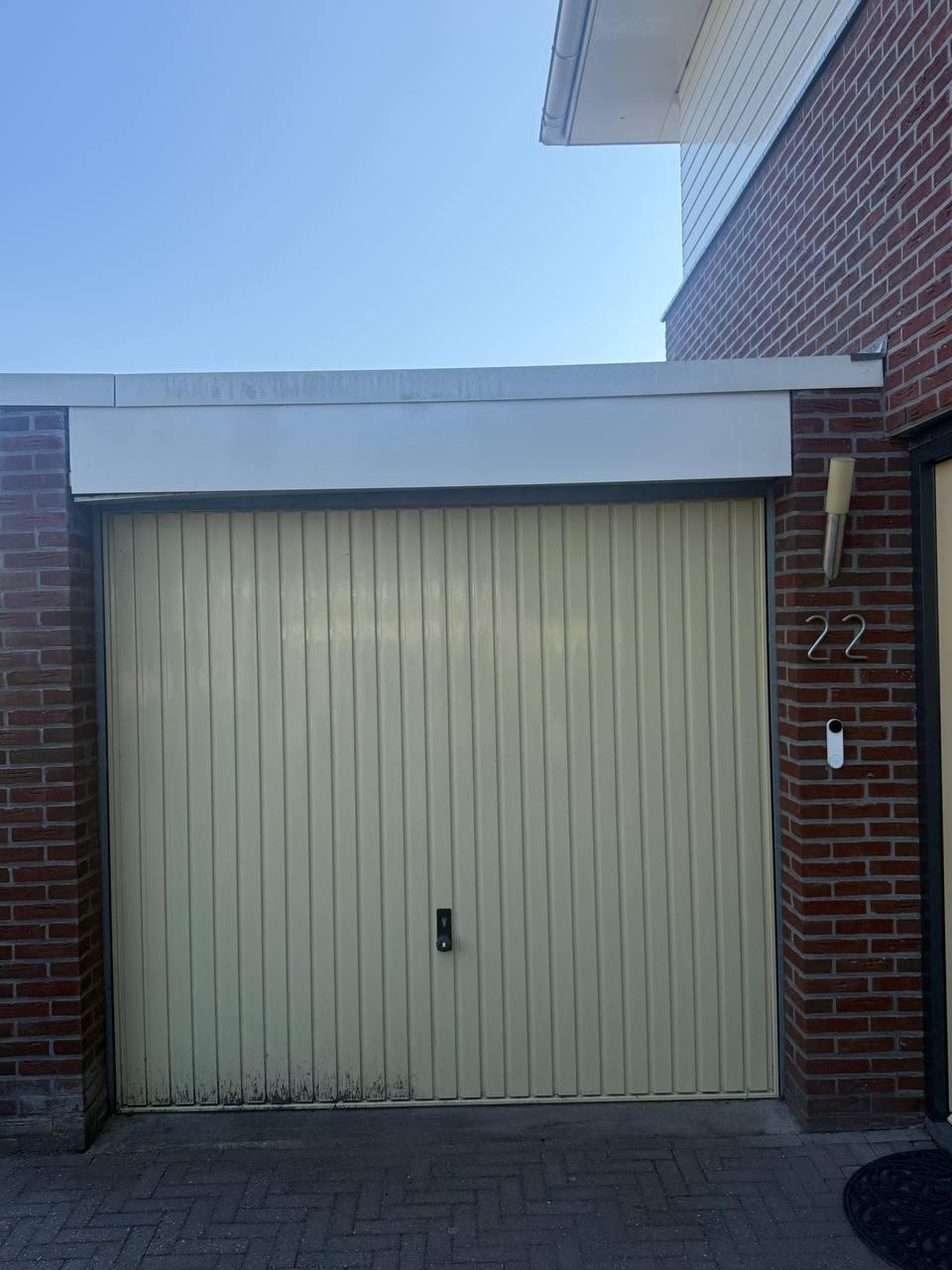 Garagedeur ná reiniging — stralend resultaat