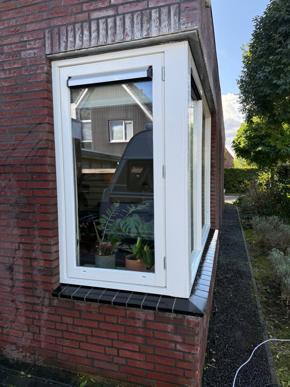 Erker vóór reiniging — vuile beglazing