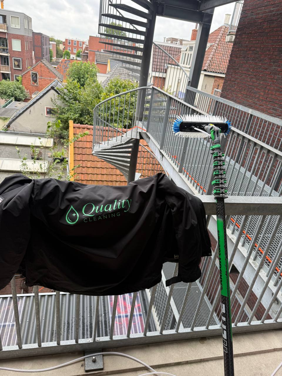 Quality Cleaning medewerker met logo en telescoopsteel
